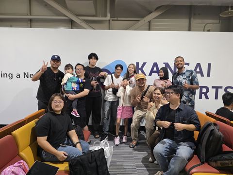 Team farewell at Kansai International Airport